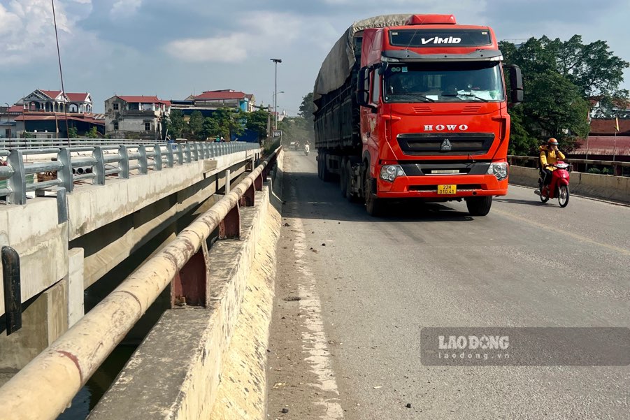 Anh Ha Trong Dong, lai xe tuyen Thai Nguyen - Ha Noi chia se: “Hien tai, viec luu thong qua cay cau cu gap nhieu kho khan vi mat cau nho hep, trong khi luong xe co ngay cang tang khien giao thong thuong xuyen un u. Do do, khi thay cay cau moi nay sap hoan thanh, toi rat mung va hy vong tinh trang giao thong trong tuong lai se duoc cai thien“.