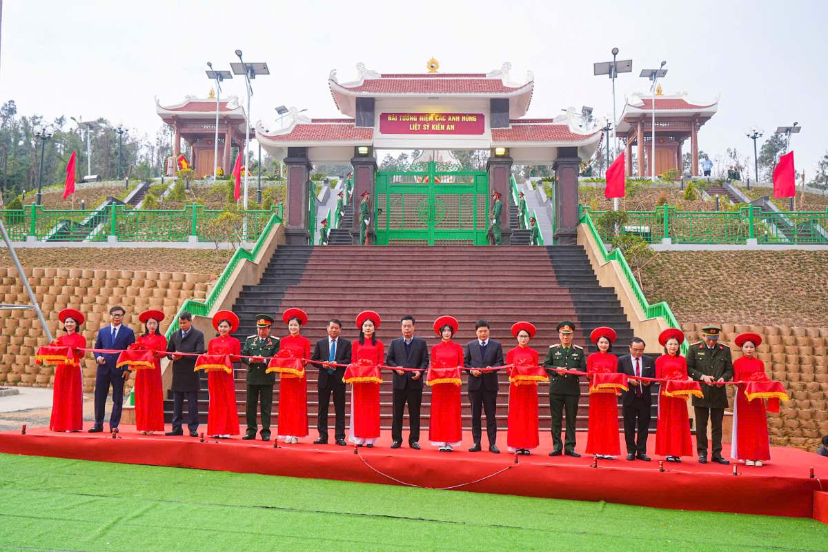 Delegates attend the ribbon-cutting ceremony of the Kien An District Martyrs Memorial. Photo: Hai Phong Portal