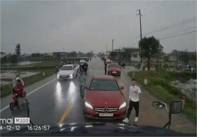 Tài xế xe Mercedes đậu ngược chiều gây bức xúc. Ảnh cắt từ camera. 