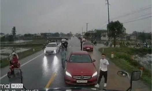 Tài xế xe Mercedes đậu ngược chiều gây bức xúc. Ảnh cắt từ camera.