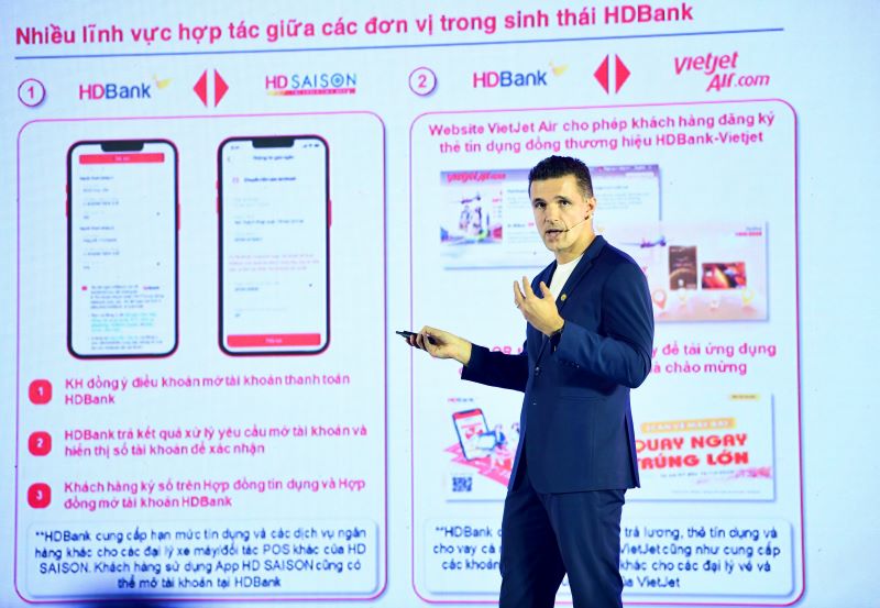 Ong Marcin Miller - dong tong giam doc Ngan hang so HDBank cho biet so luong giao dich so tang manh len gan 76 trieu trong 9 thang dau nam