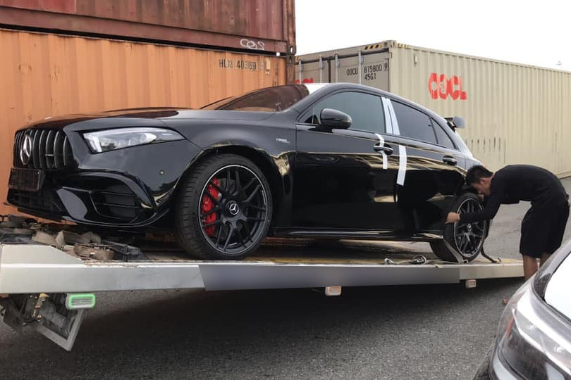 Mercedes-AMG A45 S of the super scam group Mr Pips is a rare car in Vietnam. Photo cut from video