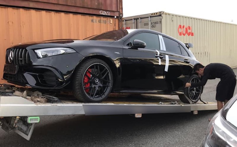 Mercedes-AMG A45 S of the super scam group Mr Pips is a rare car in Vietnam. Photo cut from video