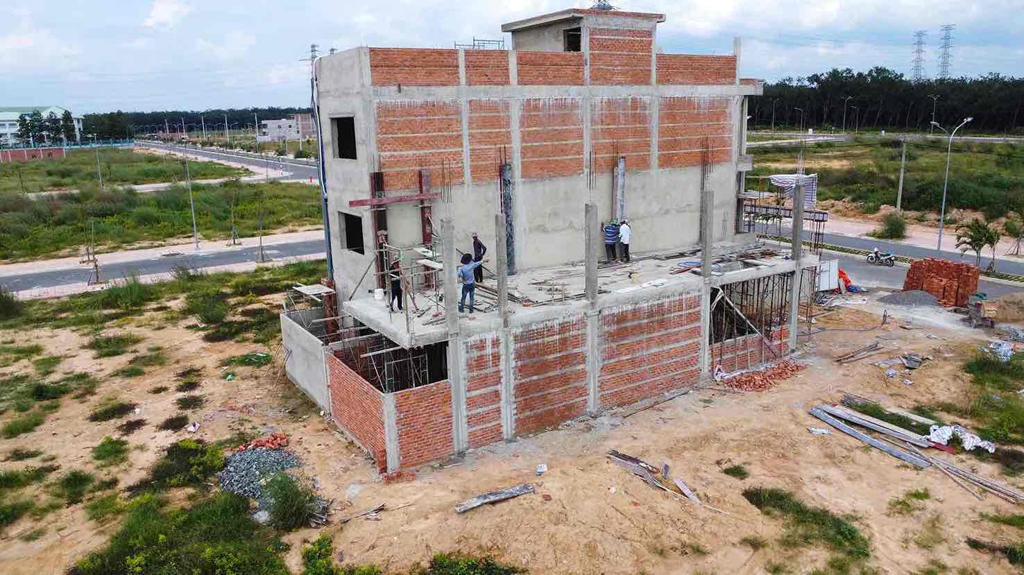 People build houses in Long Duc resettlement area, Long Thanh district, Dong Nai province - serving the Bien Hoa - Vung Tau expressway project. Photo: HAC