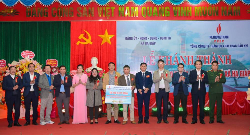 Lanh dao Petrovietnam va PVEP trao bieu trung tai tro cho dia phuong. Anh: PVN.