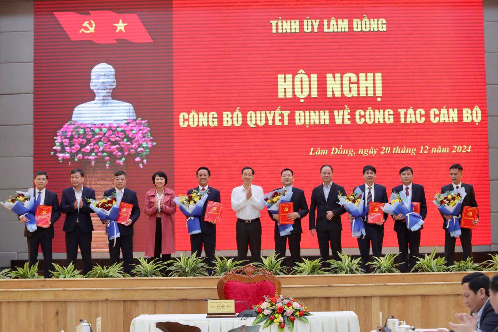Lam Dong provincial leaders hand over transfer and appointment decisions to new personnel. Photo: Thai Lam