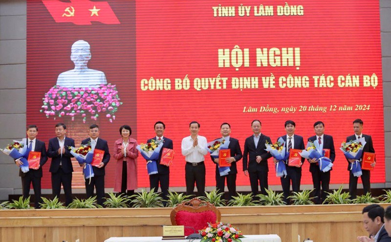 Lam Dong provincial leaders hand over transfer and appointment decisions to new personnel. Photo: Thai Lam