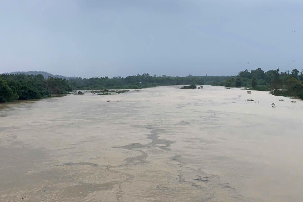 Heavy rains for many days have caused water levels in rivers in Binh Dinh to rise, causing localized flooding in some localities. Photo: Phuong Thao