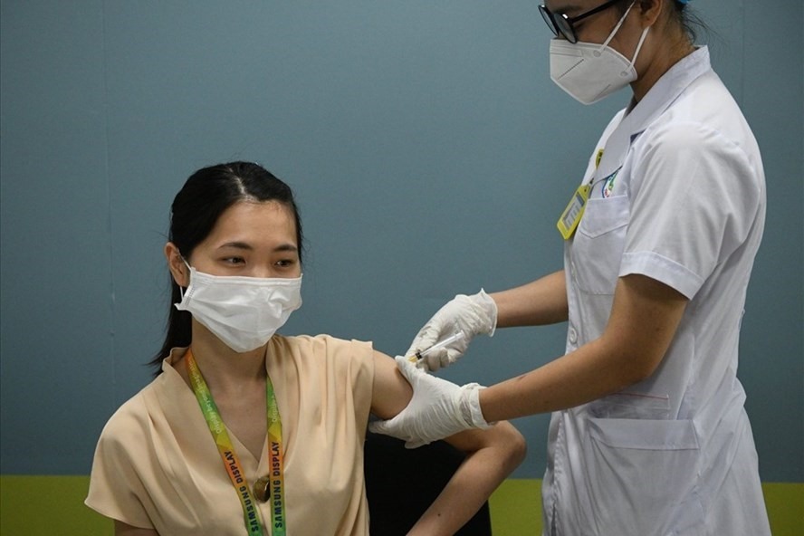 A doctor in Bac Ninh vaccinates workers in an industrial park. Photo: Van Truong