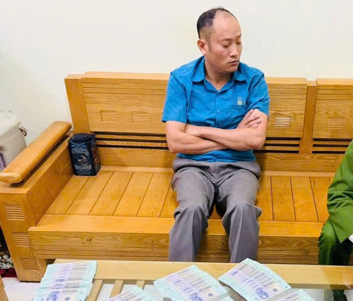 Đối tượng Đỗ Văn Luận bị Cơ quan Cảnh sát điều tra Công an tỉnh Bắc Giang bắt quả tang về hành vi nhận hối lộ. Ảnh: Công an Bắc Giang

