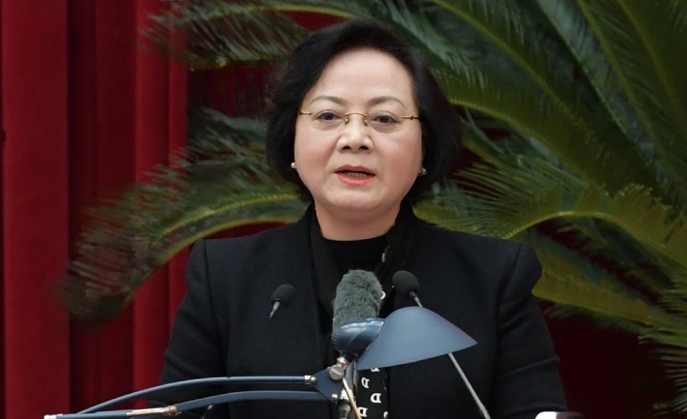 Minister of Home Affairs Pham Thi Thanh Tra talks about policies for officials when streamlining the apparatus at the Conference on December 16. Photo: Hieu Minh