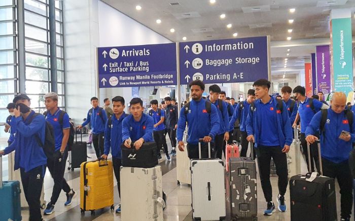 The Vietnamese team arrived in the Philippines after a flight lasting more than 3 hours. Photo: VFF