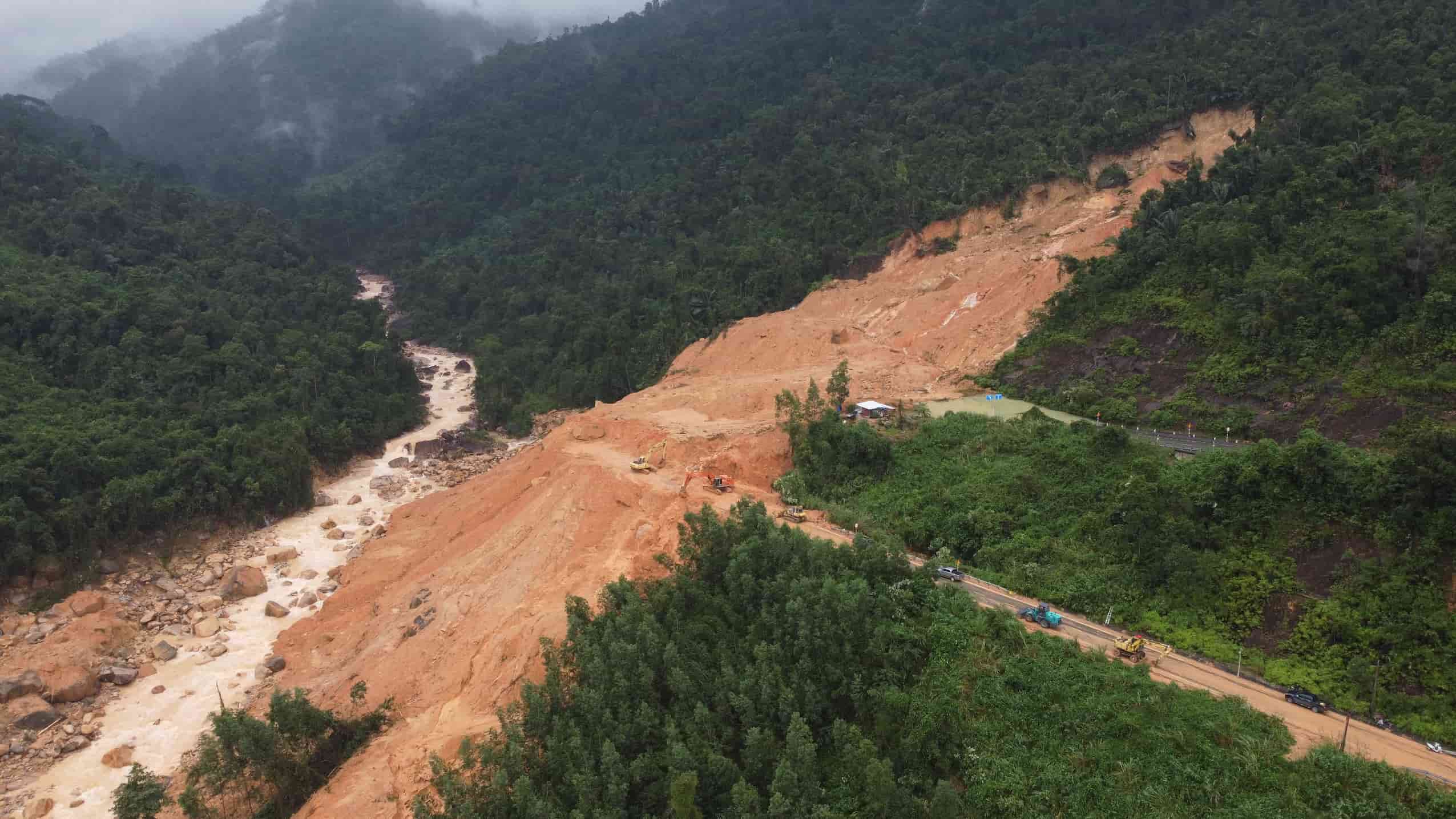 Prolonged rain has caused National Highway 27C, the section through Khanh Le Pass, to be cut off from Nha Trang to Da Lat.
