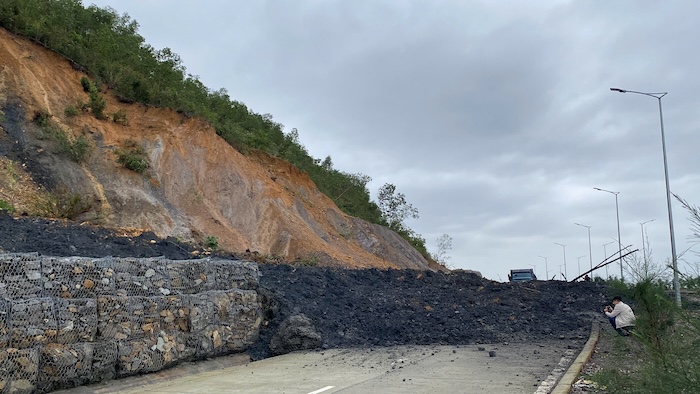 Landslide on Da Nang's western beltway. Photo: Nguyen Linh