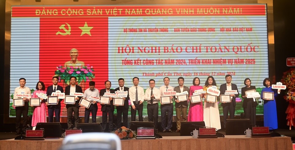 Trao chung nhan cac co quan bao chi xuat sac trong chuyen doi so nam 2024. Anh: Dat Phan