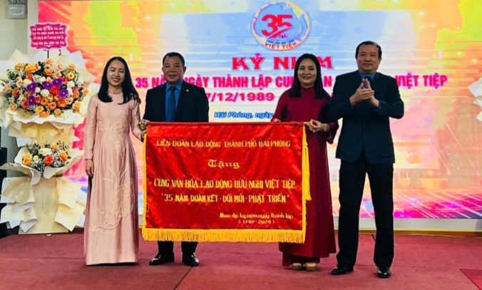 Leaders of Hai Phong City Labor Federation presented a banner to the Vietnam-Czech Republic Friendship Labor Cultural Palace. Photo: Mai Chi