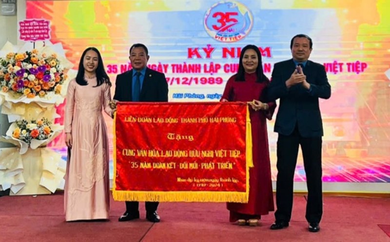 Leaders of Hai Phong City Labor Federation presented a banner to the Vietnam-Czech Republic Friendship Labor Cultural Palace. Photo: Mai Chi
