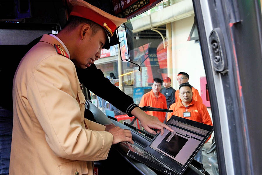 Hanoi Traffic Police "check var" for drivers right at the bus station