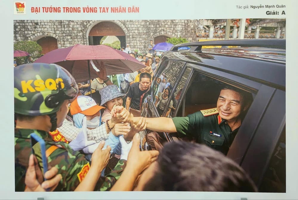 Awarding prizes to authors with excellent works at the photo contest "Portrait of a soldier". Photo: Organizing Committee