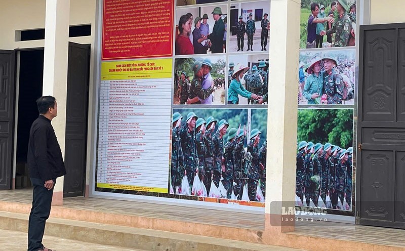 Building a memorial for the victims of Lang Nu. Photo: Dinh Dai.