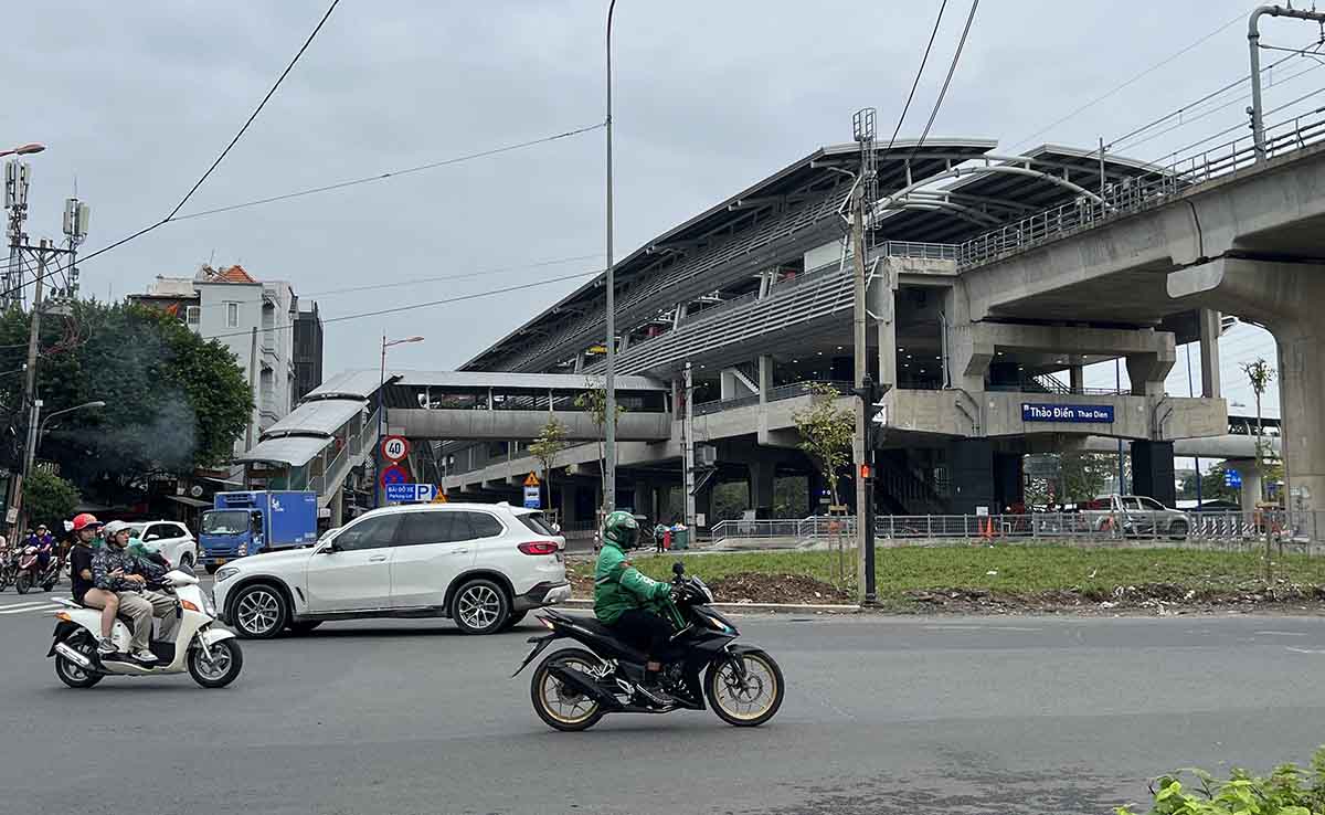 Con o ga Thao Dien co bai giu xe may danh cho hanh khach rong 1.000 m2 nam doc duong Vo Nguyen Giap va loi di ket noi den chan cau di bo. Anh: Nhom PV