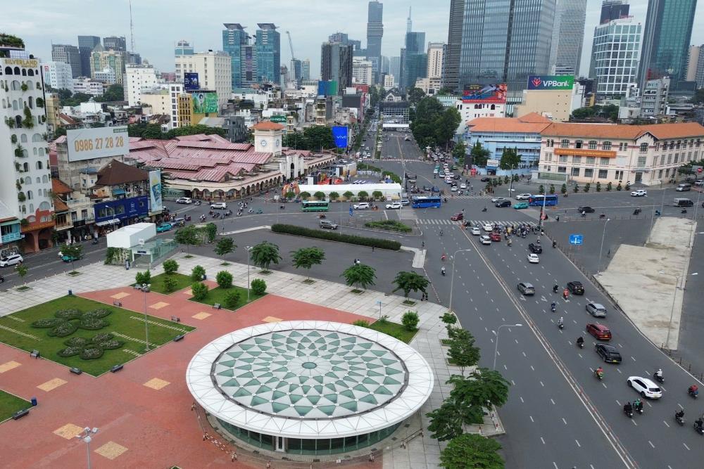 Tai khu vuc nha ga trung tam nhu nha ga Ben Thanh, ga Nha hat Thanh pho, ga Ba Son, nguoi dan co the tan dung cac bai giu xe quanh khu vuc cho Ben Thanh, pho di bo Nguyen Hue, trung tam thuong mai,....Anh: Anh Tu