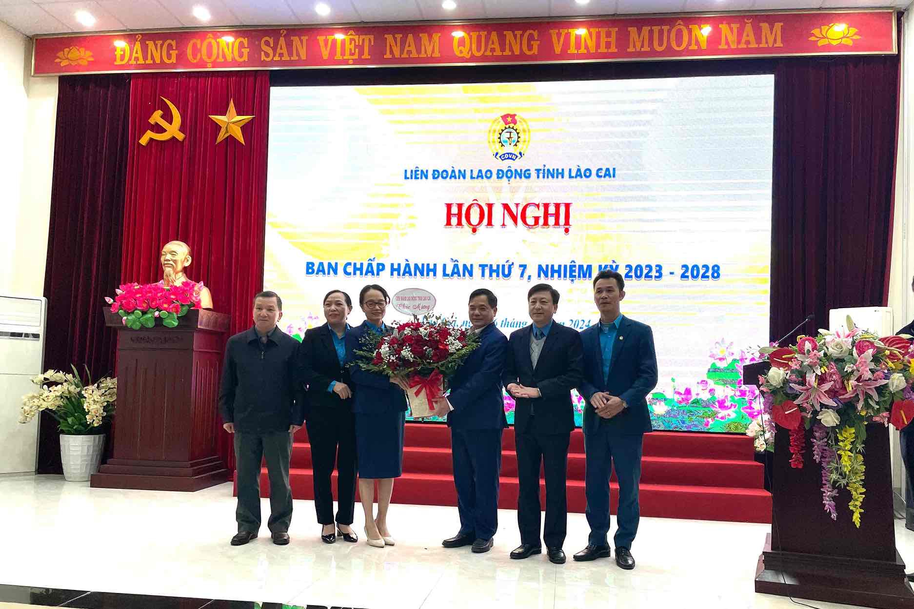 Lao Cai Provincial Labor Federation presented flowers to congratulate Ms. Nguyen Thi Nga. Photo: Dinh Dai