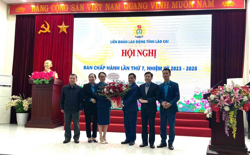 Lao Cai Provincial Labor Federation presented flowers to congratulate Ms. Nguyen Thi Nga. Photo: Dinh Dai