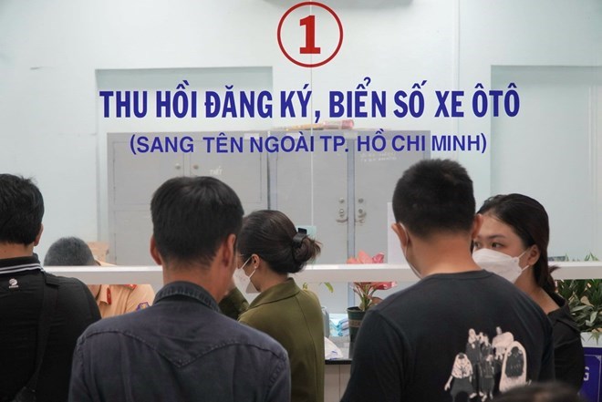 People come to do the procedures to get a license plate. Photo: Chan Phuc