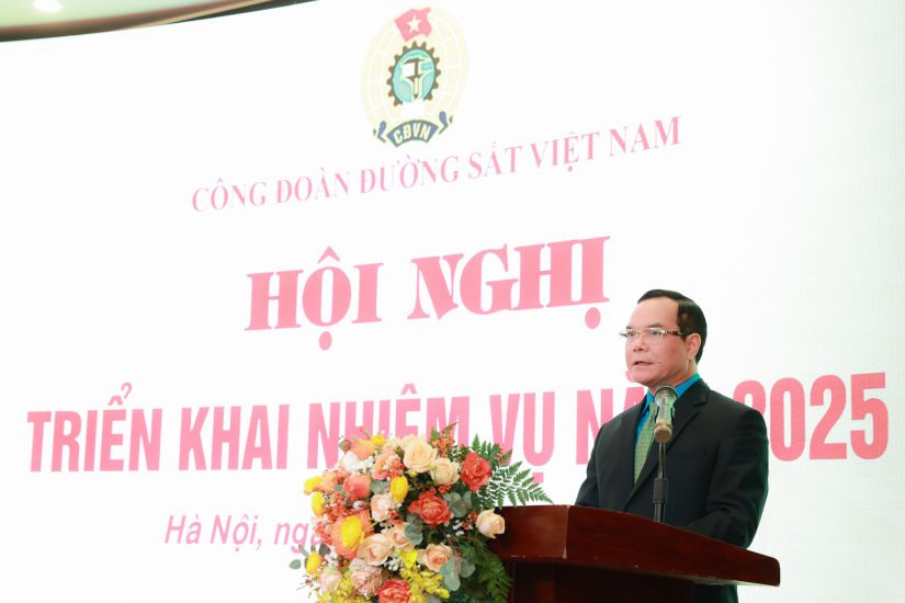 Member of the Party Central Committee, President of the Vietnam General Confederation of Labor Nguyen Dinh Khang speaks at the conference to review activities in 2024 and deploy tasks in 2025 of the Vietnam Railway Trade Union. Photo: Hai Nguyen