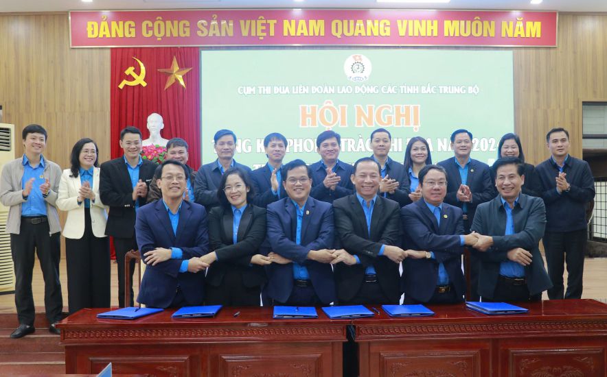 The emulation cluster of the Labor Federation of 6 provinces in the North Central region signed an emulation agreement, determined to complete the set targets and plans. Photo: Hung Tho
