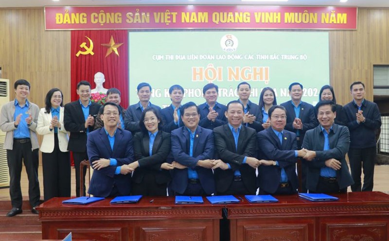 The emulation cluster of the Labor Federation of 6 provinces in the North Central region signed an emulation agreement, determined to complete the set targets and plans. Photo: Hung Tho