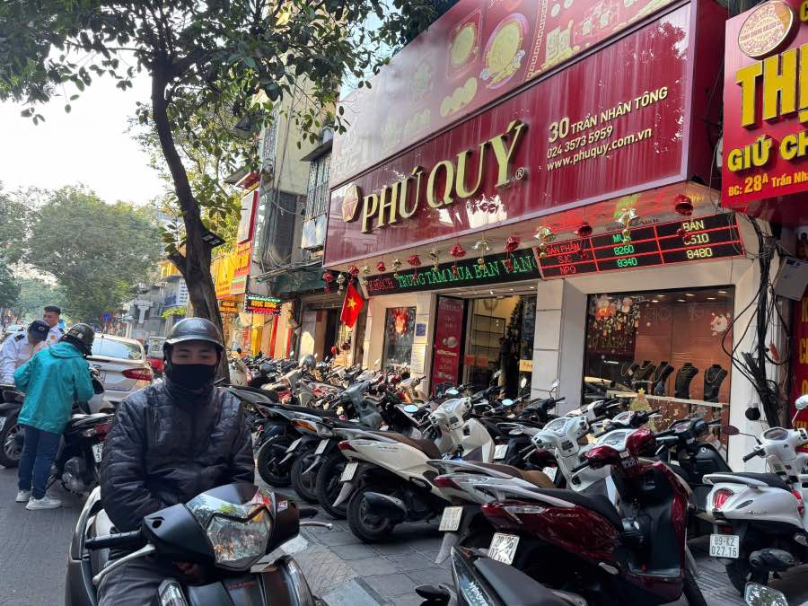 Gold prices fluctuate, people wait for opportunities to buy gold. Photo: Phuong Anh