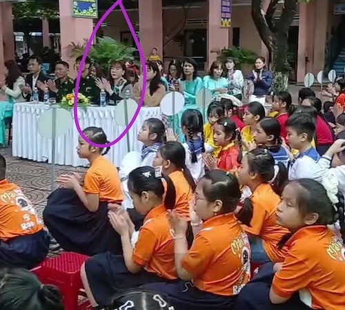Parents at a primary school in Da Nang were upset because students had to take off their warm coats in the cold weather. Photo: Hoa Nguyen