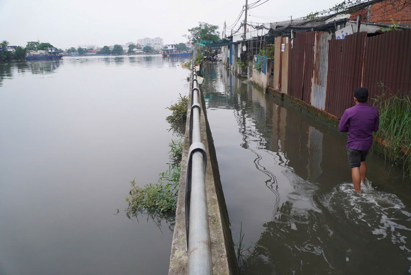 Khoang 17h, duong Rach Cung (Quan 8) bat dau bi ngap nuoc do trieu cuong dang cao.