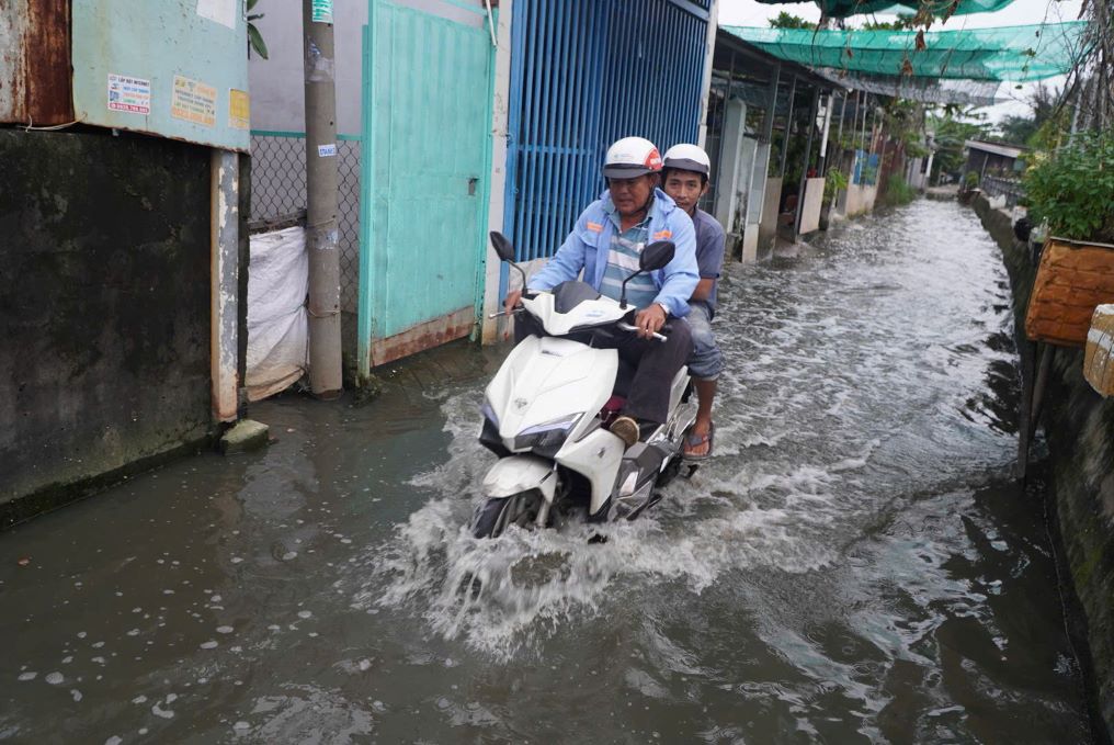 Duong ngap sau tu khoang 20-40cm khien viec di lai cua nguoi dan qua day gap nhieu kho khan.