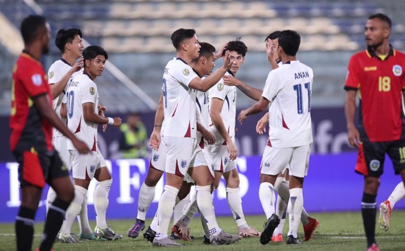 Thailand team meets Singapore at ASEAN Cup 2024. Photo: Minh Dan