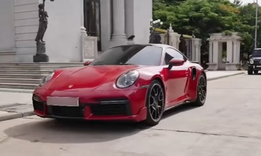 Siêu xe Porsche 911 Turbo S 992 thường xuất hiện trong các video của Mr Pips. Ảnh cắt từ video