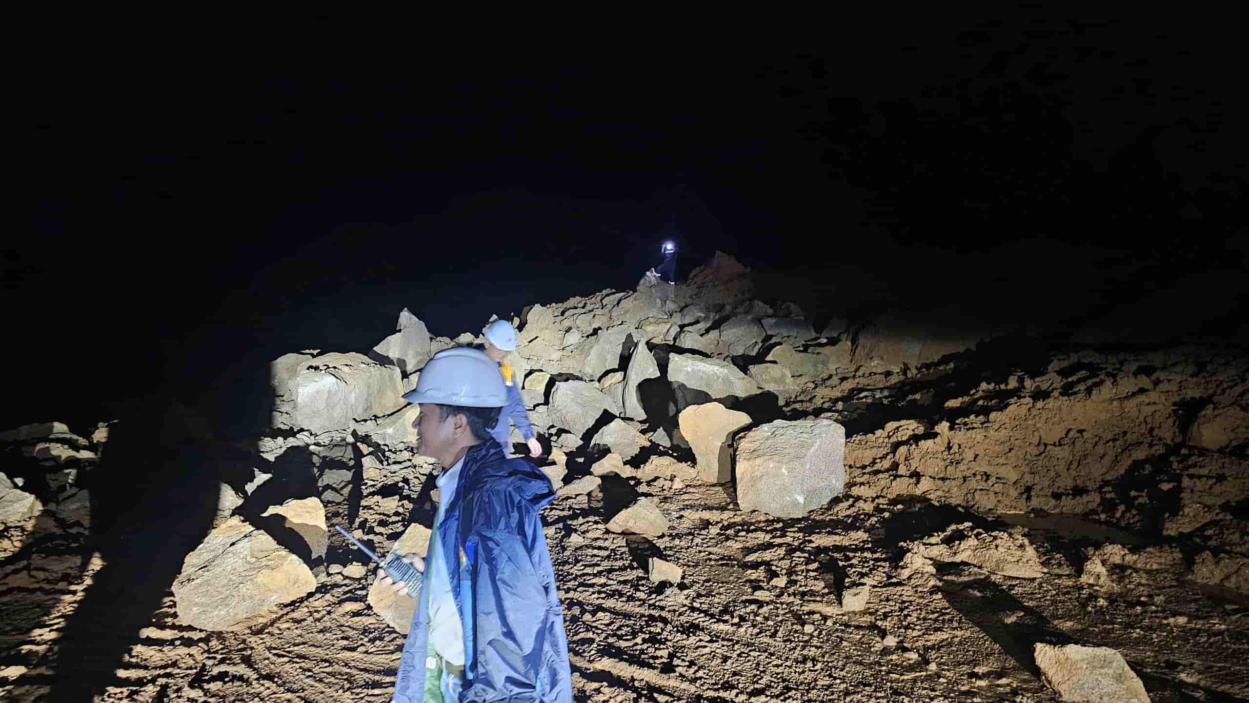 Authorities used dynamite to destroy a 200m3 boulder blocking Khanh Le Pass. Photo: Huu Long