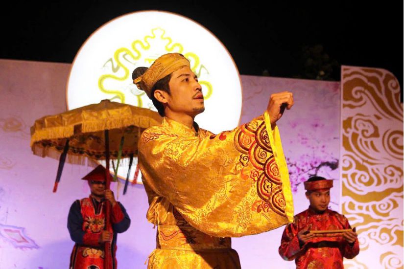 The royal court ceremony and the ancient dance “Thang Long Royal Court” are recreated emotionally in the night tour “Decoding Thang Long Imperial Citadel”. Photo: Thach Luu