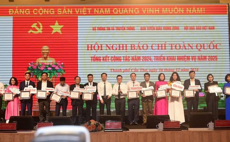 The Central Propaganda Department awarded certificates of excellence for digital transformation press agencies in 2024. Photo: Dat Phan