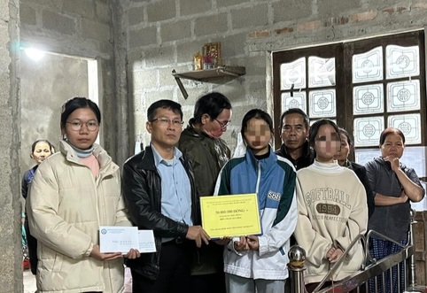Thầy Trương Thế Quy cùng bạn bè em V. đến tận nhà trao tiền ủng hộ cho gia đình, sau đó có một tài khoản giả mạo thầy Quy nhắn tin với ý định lừa tiền của em V. Ảnh: Nhà trường cung cấp.