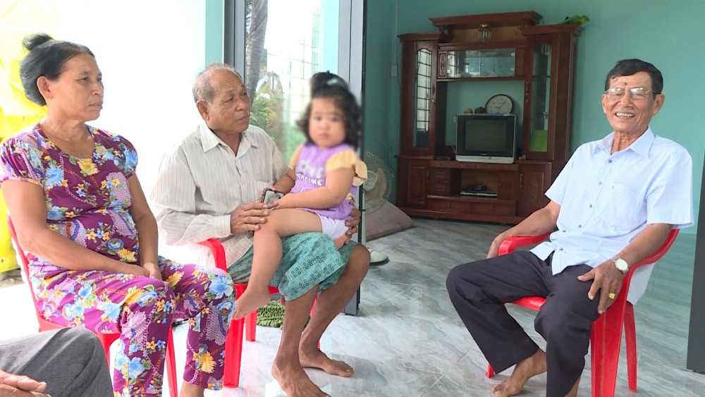 Mr. Danh Hung (right) visited each house of people in the border area to encourage and support economic development. Photo: Xuan Nhi