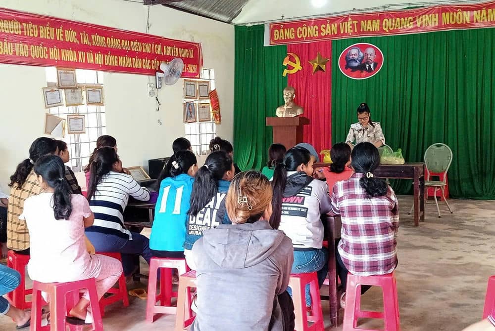 Cac lop hoc nghe nang cao trinh do hieu biet cua nguoi dan mien nui. Anh: Phong Nha 