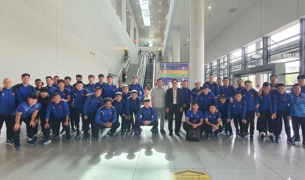 The Vietnamese team was welcomed at the airport by the Vietnamese Embassy in the Philippines. Photo: VFF