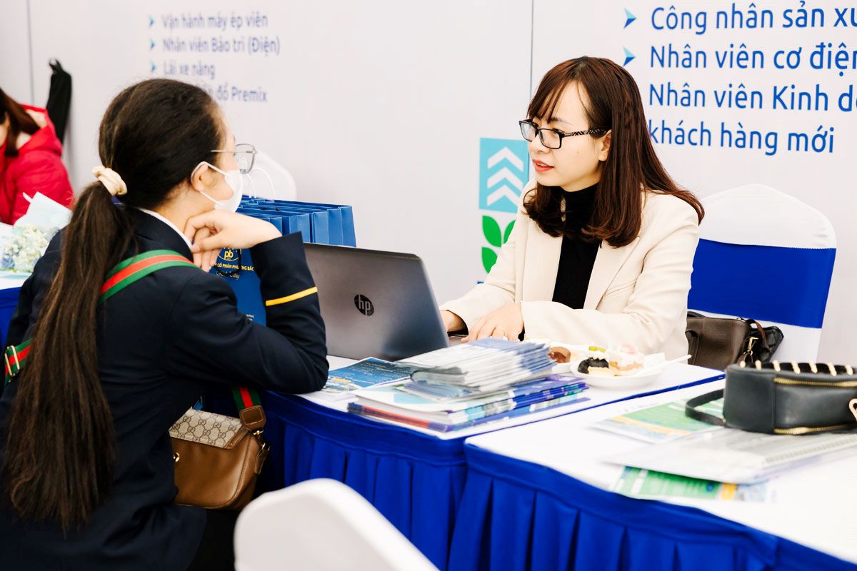 Workers looking for job opportunities at DEEPC Recruitment Day. Photo: Hai Phong Portal