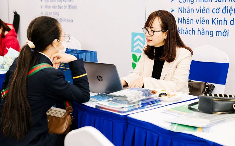 Workers looking for job opportunities at DEEPC Recruitment Day. Photo: Hai Phong Portal