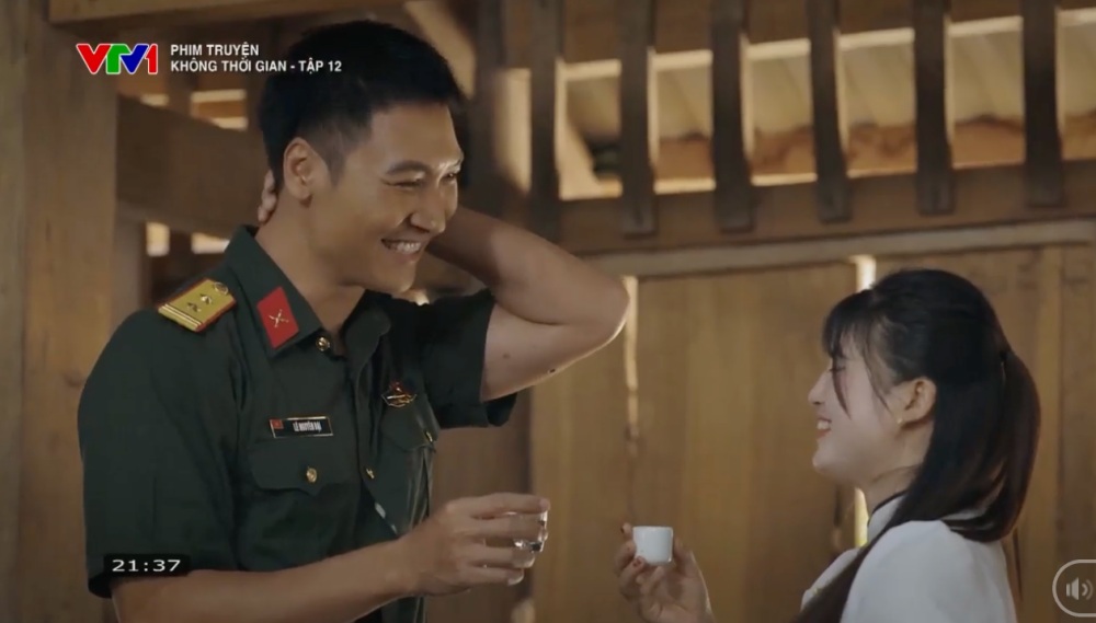 Dai (Manh Truong) is invited by a highland girl to drink wine together. Photo: Cut from the movie