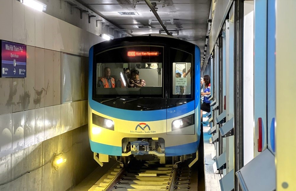 Ngày 29.8.2023, đoàn tàu Metro số 1 lần đầu chạy thử toàn tuyến gần 20 km qua 11 ga trên cao và ba ga ngầm. 