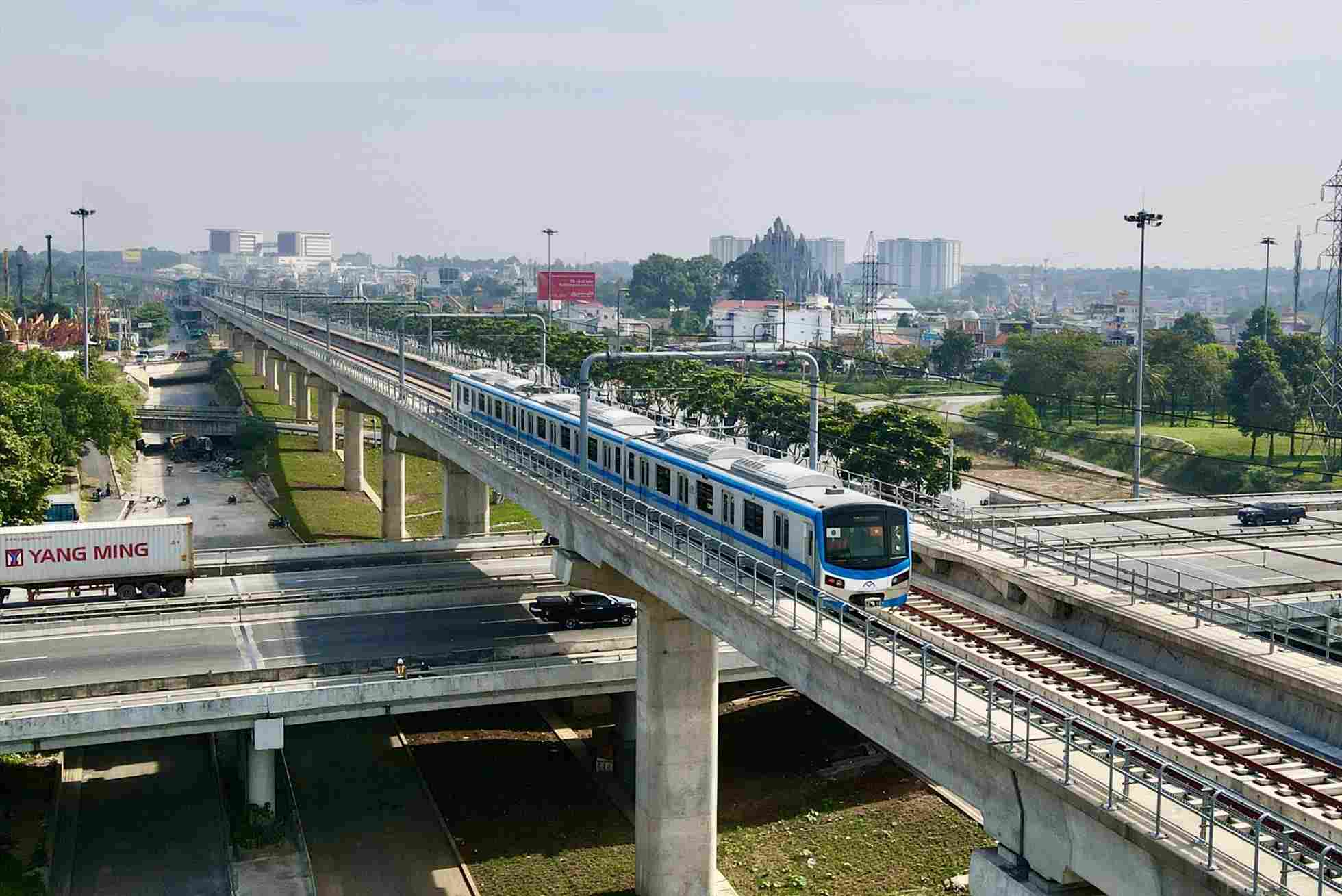 Ngày 21.12.2022, đoàn tàu Metro số 1 lần đầu chạy thử qua 5 nhà ga trên cao (Suối Tiên, Đại học Quốc gia, Công nghệ cao, Thủ Đức, Bình Thái) với hành trình gần 9 km. Sự kiến đánh dấu dự án Metro số 1 chuyển từ giai đoạn hoàn thiện thi công sang thử nghiệm.